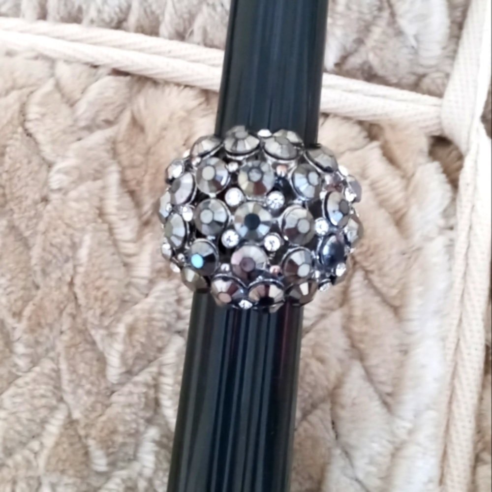 Gorgeous Vintage Stretch Ring with Rhinestones. One Size. Silver Colored Metal.